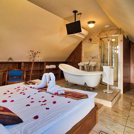 Palazzo Wellness Villa เอ็กเกอร์ ภายนอก รูปภาพ