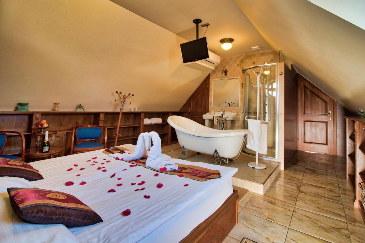 Palazzo Wellness Villa เอ็กเกอร์ ภายนอก รูปภาพ